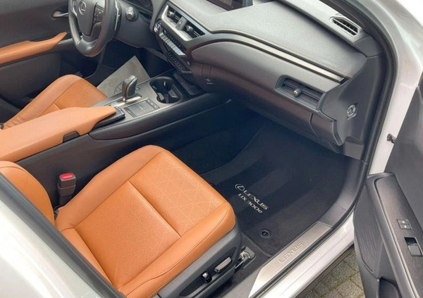 Lexus UX cena 199900 przebieg: 20007, rok produkcji 2021 z Kraków małe 596